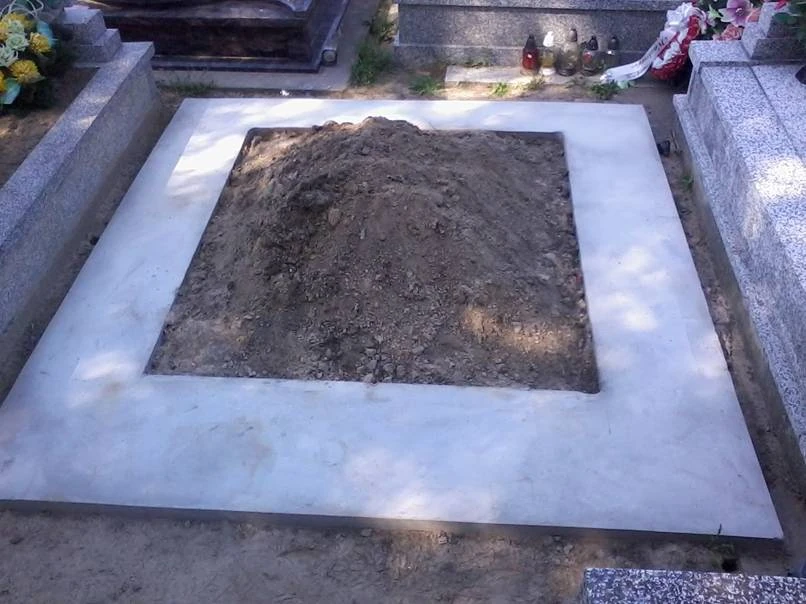 Fundament połączony z chodnikiem
