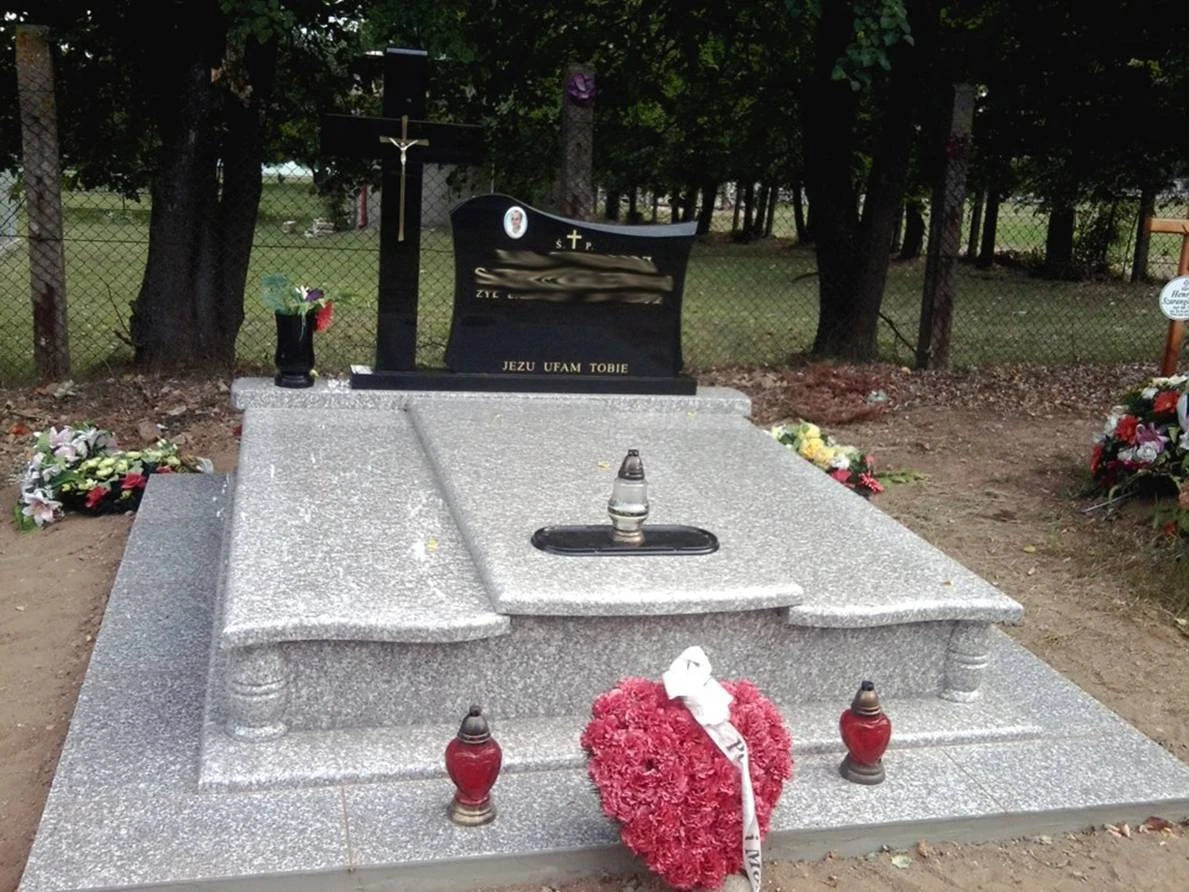 Zamontowany nagrobek z chodnikiem z płytek granitowych