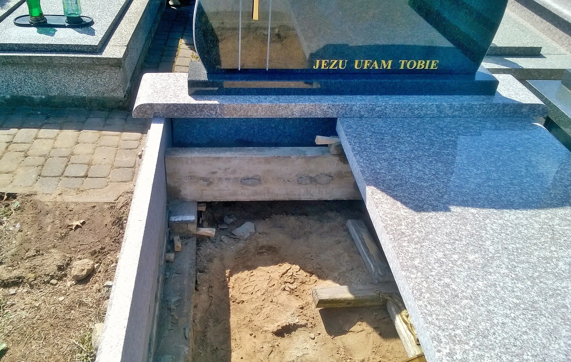 Niewzmocnione elementy nagrobka