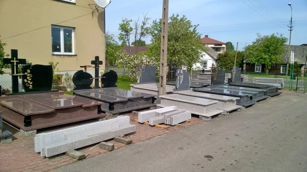 Ekspozycja nagrobków przy zakładzie MGgranit w Mońkach