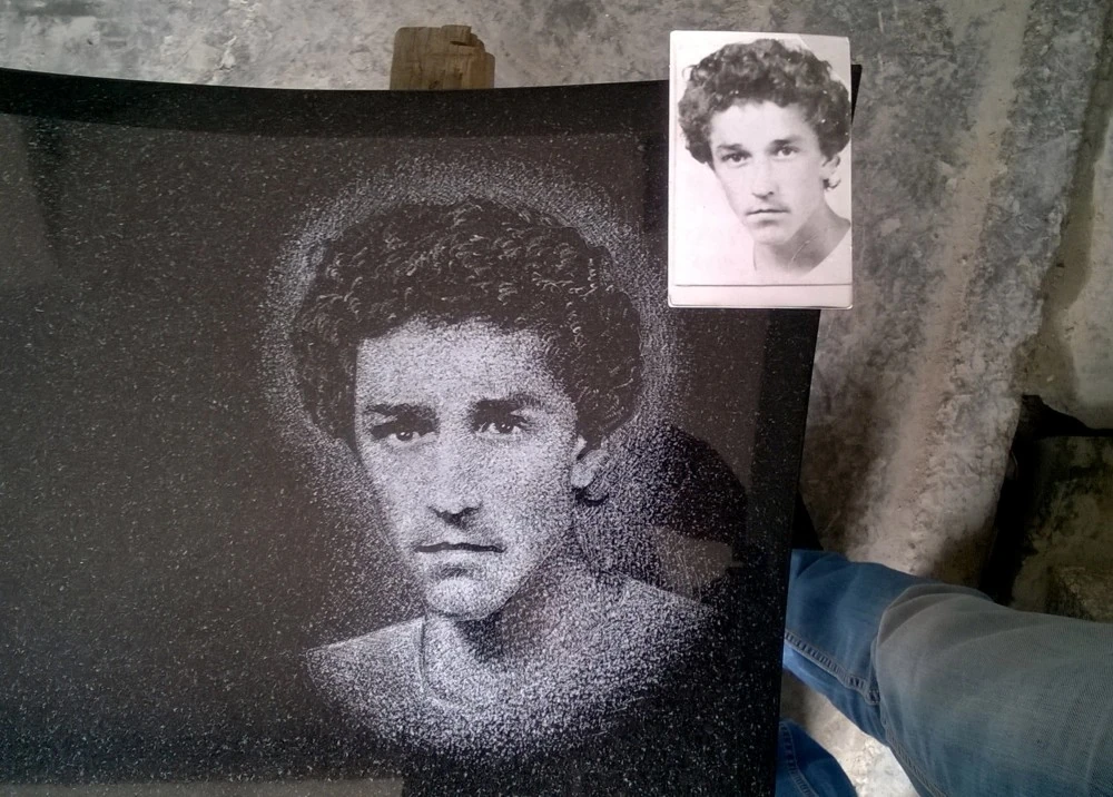 Portret grawerowany w kamieniu