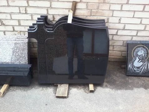 Czarna tablica z profilowanym zwieńczeniem